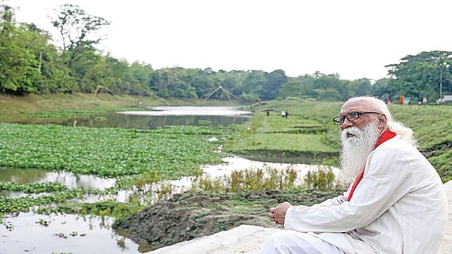 কবিতাকুঞ্জে এলে পেছনের কুঞ্জঘাটে এমনভাবে বসে থাকেন কবি। ছবি: খালেদ সরকার