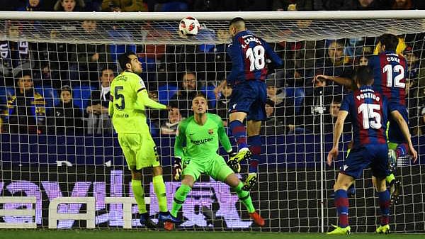 কাবাকোর নেওয়া এই হেড আটকাতে পারেননি বার্সেলোনার গোলরক্ষক সিলিসেন। ছবি: সংগৃহীত
