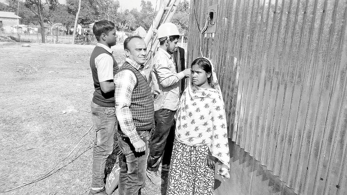 গাজীপুরের শ্রীপুর উপজেলার একটি ঘরে  বিদ্যুৎ–সংযোগ দিচ্ছেন পল্লী বিদ্যুতের কর্মীরা। ছবি: প্রথম আলো