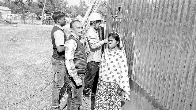গাজীপুরের শ্রীপুর উপজেলার একটি ঘরে  বিদ্যুৎ–সংযোগ দিচ্ছেন পল্লী বিদ্যুতের কর্মীরা। ছবি: প্রথম আলো