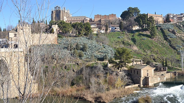 তাজো নদীর তীর থেকে ১৫০০ বছরের পুরোনো একসময়কার স্পেনের সাম্প্রদায়িক সম্প্রীতি আর সাংস্কৃতিক কেন্দ্রের শহর টলেডো।