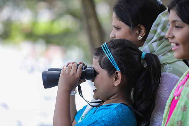 বাইনোকুলার দিয়ে পাখি পর্যবেক্ষণ করছেন তাঁরা।