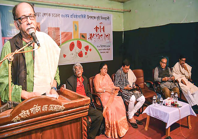 কবিতা উৎসবে কথা বলছেন কবি হাবীবুল্লাহ সিরাজী। ছবি: সংগৃহীত