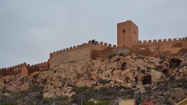 স্পেনের সর্বদক্ষিণে আলমেরিয়া শহরে পাহাড়ের ওপরে আল কাজাবা দুর্গ।