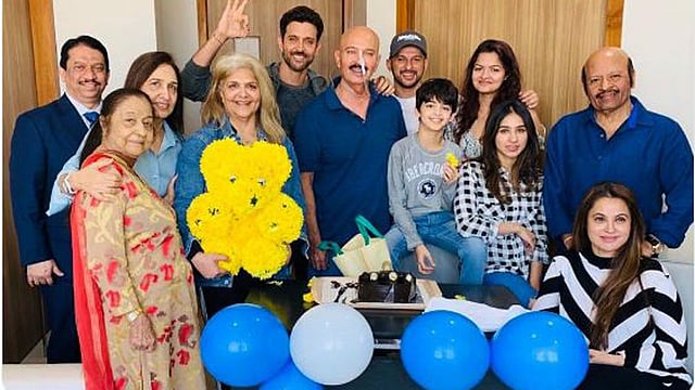 হাসপাতালে বাবার সঙ্গে পরিবারের সবাইকে নিয়ে নিজের জন্মদিনের কেক কেটেছেন হৃতিক রোশন