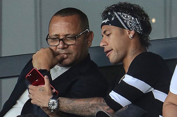 বার্সেলোনায় ফোন দিয়ে দিয়ে নিজের ফেরত আসতে চাওয়ার কথা জানাচ্ছেন নেইমার। ছবি: টুইটার