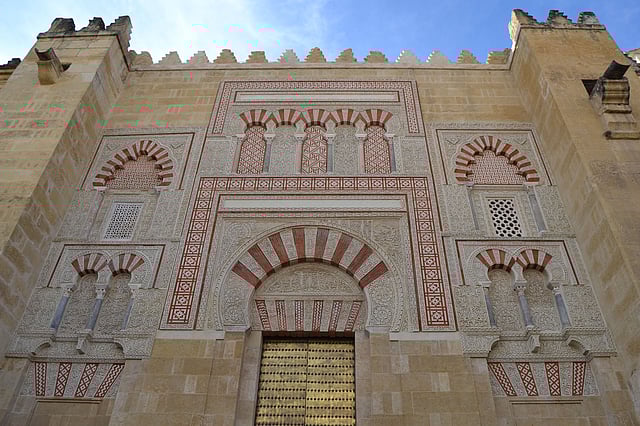 মসজিদ ক্যাথেড্রালের মূল ফটক ছাড়াও সীমানাপ্রাচীরে রয়েছে কারুকার্যময় অনেক তোরণ।