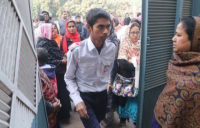 গণিত উৎসবে আসছে শিক্ষার্থীরা। ছবি: প্রথম আলো