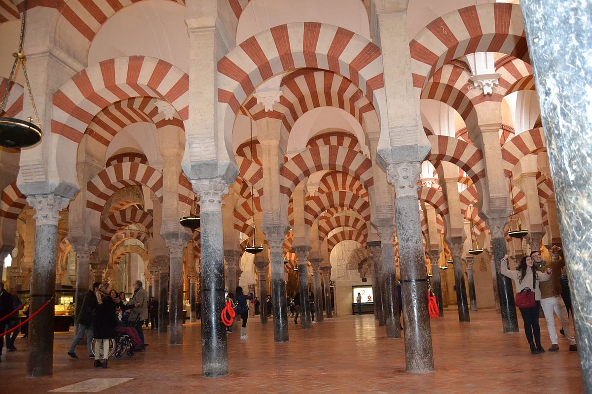 কর্ডোভা শহরের বিখ্যাত মসজিদ ক্যাথেড্রাল। এই বিখ্যাত স্থাপনার কাজ শুরু হয়েছিল খলিফা আবদেল রহমানের সময় ৭৮৪ সালে।