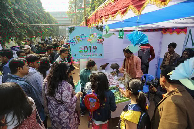 সকাল থেকেই মেলা প্রাঙ্গণে ছিল পাখিপ্রেমী দর্শনার্থীদের ভিড়।