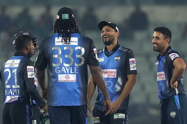 টস জিতে আজও আগে ফিল্ডিং করবেন রংপুর অধিনায়ক মাশরাফি। ছবি: প্রথম আলো