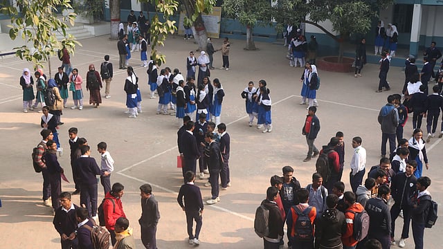 বগুড়ার সরকারি বালিক্য বিদ্যালয়ের মাঠে গণিত উৎসবে অংশ নিতে আসা শিক্ষার্থীরা। ছবি: সোয়েল রানা