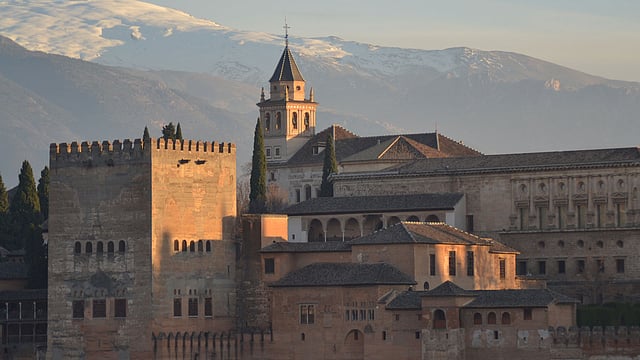 ১৩০০ শতাব্দীর মধ্যবর্তী সময় সেরেরা নেভেদা পর্বতের উপত্যকায় তৈরি গ্রানাডা শহরে অবস্থিত আলহাম্বরা দুর্গ।