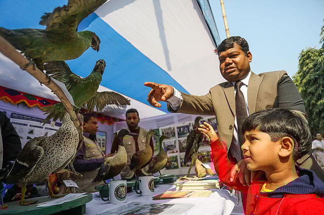 সন্তানকে মেলা ঘুরিয়ে দেখাচ্ছেন বাবা।