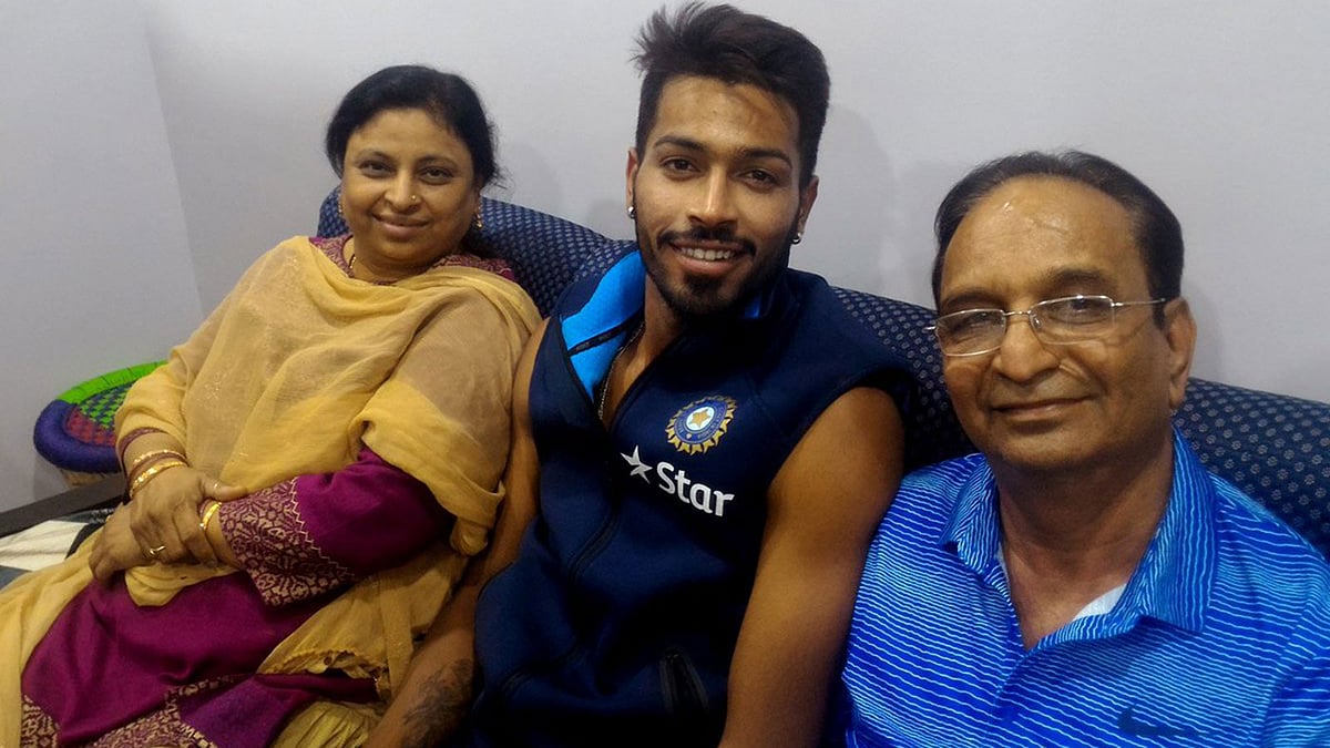 মা ও বাবার সঙ্গে হার্দিক পাণ্ডিয়া। ছবি: টুইটার
