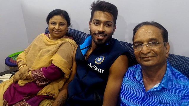 মা ও বাবার সঙ্গে হার্দিক পাণ্ডিয়া। ছবি: টুইটার