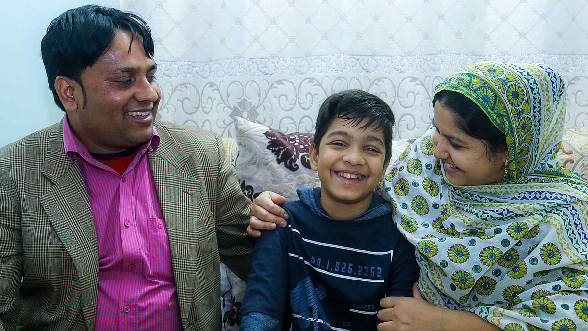 মা–বাবার সঙ্গে ফারহাতুল মাহমুদ হাসান। ছবি: সাবরিনা ইয়াসমীন