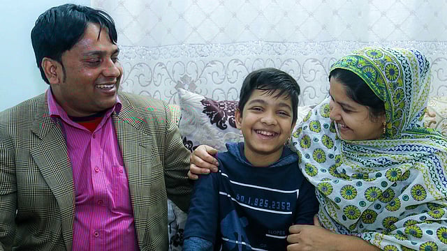 মা–বাবার সঙ্গে ফারহাতুল মাহমুদ হাসান। ছবি: সাবরিনা ইয়াসমীন