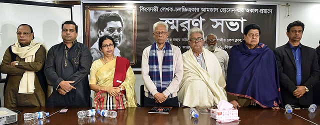 আমজাদ হোসেনের স্মরণসভায় (বাঁ থেকে) মোল্লা জালাল, সাজ্জাদ হোসেন, সুরাইয়া আক্তার চৌধুরী, মসিহ উদ্দিন সাকের, মামুনুর রশীদ, ফারুক, গুলজার। ছবি: সংগৃহীত