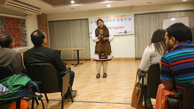 অনুষ্ঠানে সংগীত পরিবেশন করছেন ইউনিভার্সেল মেডিকেল কলেজ বন্ধুসভার সভাপতি পৌলমী অদিতি অন্তরা