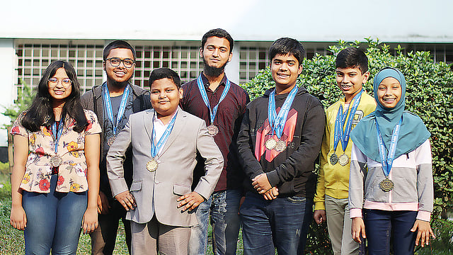 আন্তর্জাতিক রোবট অলিম্পিয়াডে অংশ নেওয়া বাংলাদেশ দলের সদস্যরা। ছবি: তারিক রহমান