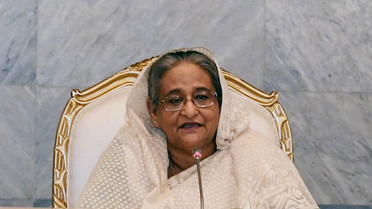 প্রধানমন্ত্রী শেখ হাসিনা চতুর্থ মেয়াদে দায়িত্ব নেওয়ার পর প্রধানমন্ত্রীর কার্যালয়ে প্রথম কার্যদিবসে কর্মকর্তাদের সঙ্গে মতবিনিময় করেন। ঢাকা, ১৩ জানুয়ারি। ছবি: পিআইডি