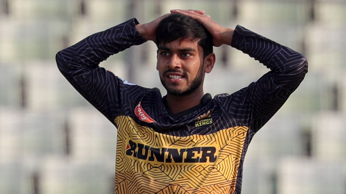 আজ ফিল্ডিংয়ের সময় ভান করে জরিমানা দিয়েছেন মিরাজ। ছবি: প্রথম আলো