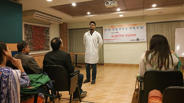 অনুষ্ঠানে সংগীত পরিবেশন করছেন ইউনিভার্সেল মেডিকেল কলেজ বন্ধুসভার বন্ধু নাঈমুল জান্নাত