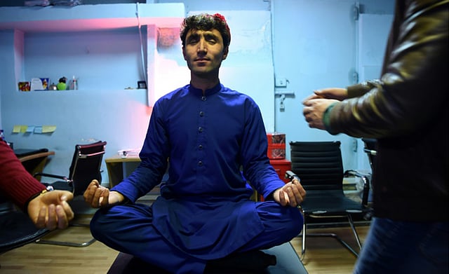 আফগানিস্তানের ঐতিহ্যবাহী পোশাকে আবদুল সালাম মাফতুন। দেখে মনে হয় যেন ট্রুডোই এমন পোশাক পরেছেন। ছবি: এএফপি