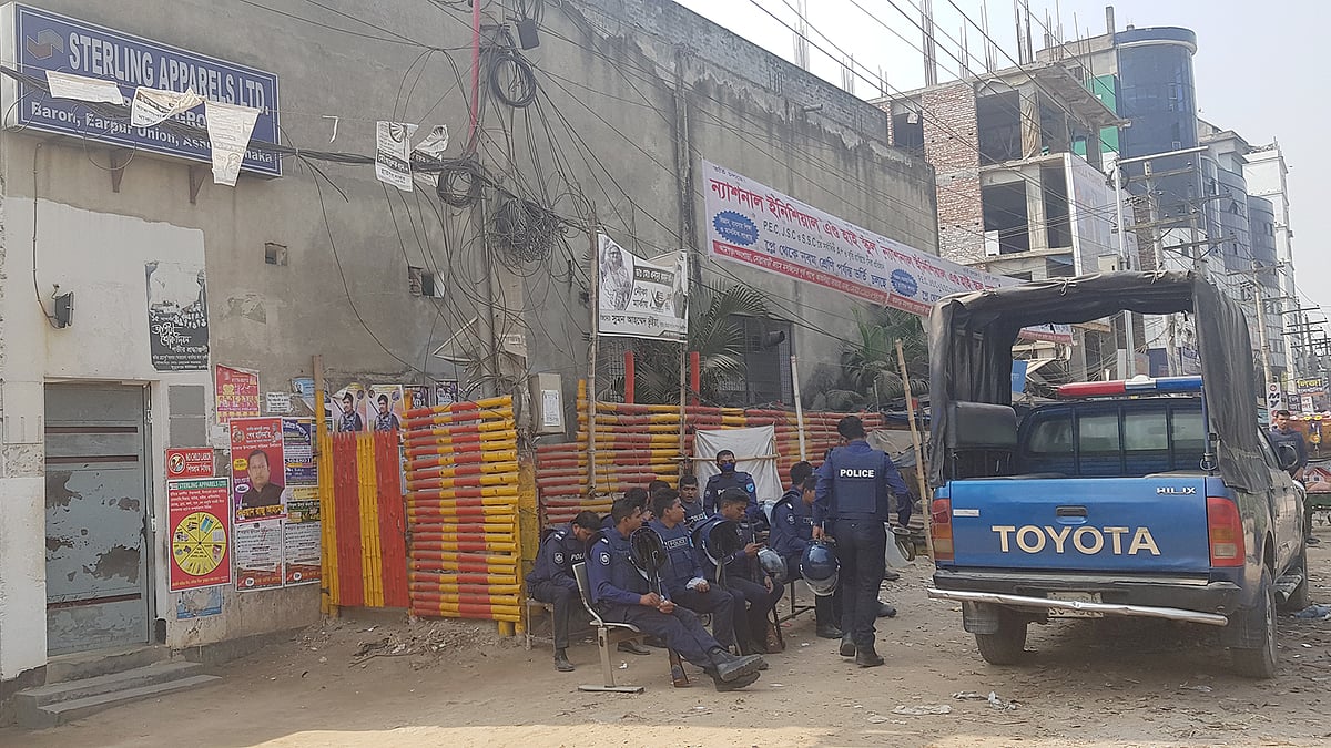 আশুলিয়ার জামগড়ায় একটি কারখানার সামনে পুলিশের পাহারা। ছবি: অরূপ রায়, সাভার