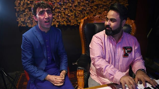 গানের চর্চা করছেন আবদুল সালাম মাফতুন। ছবি: এএফপি