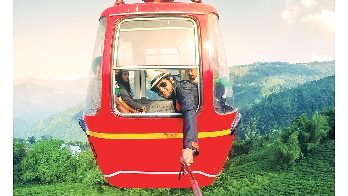 এরকম ভ্রমণ আরও আনন্দময় হতে পারে ছোটখাটো যন্ত্রপাতি সঙ্গে থাকলে। সেলফি: জুনায়েদ আজিম চৌধুরী