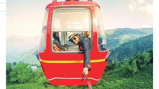 এরকম ভ্রমণ আরও আনন্দময় হতে পারে ছোটখাটো যন্ত্রপাতি সঙ্গে থাকলে। সেলফি: জুনায়েদ আজিম চৌধুরী