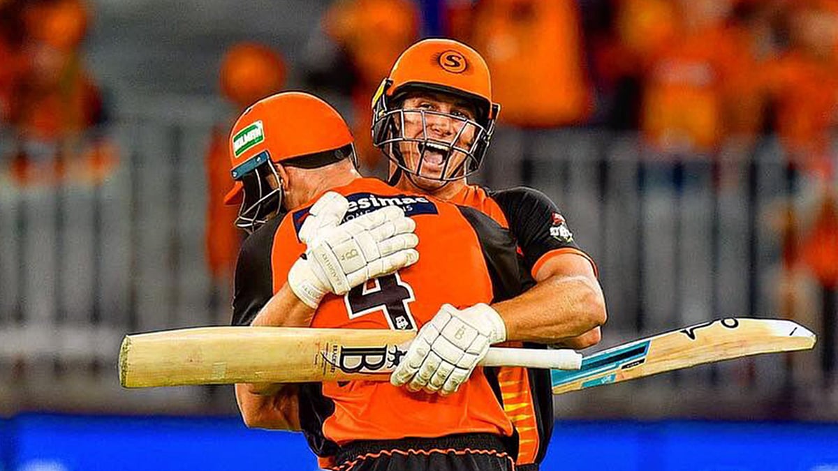 অদ্ভুত আউটের ধাক্কা সামলে ঠিকই জয় পেয়েছে পার্থ স্কর্চার্স। ছবি: টুইটার