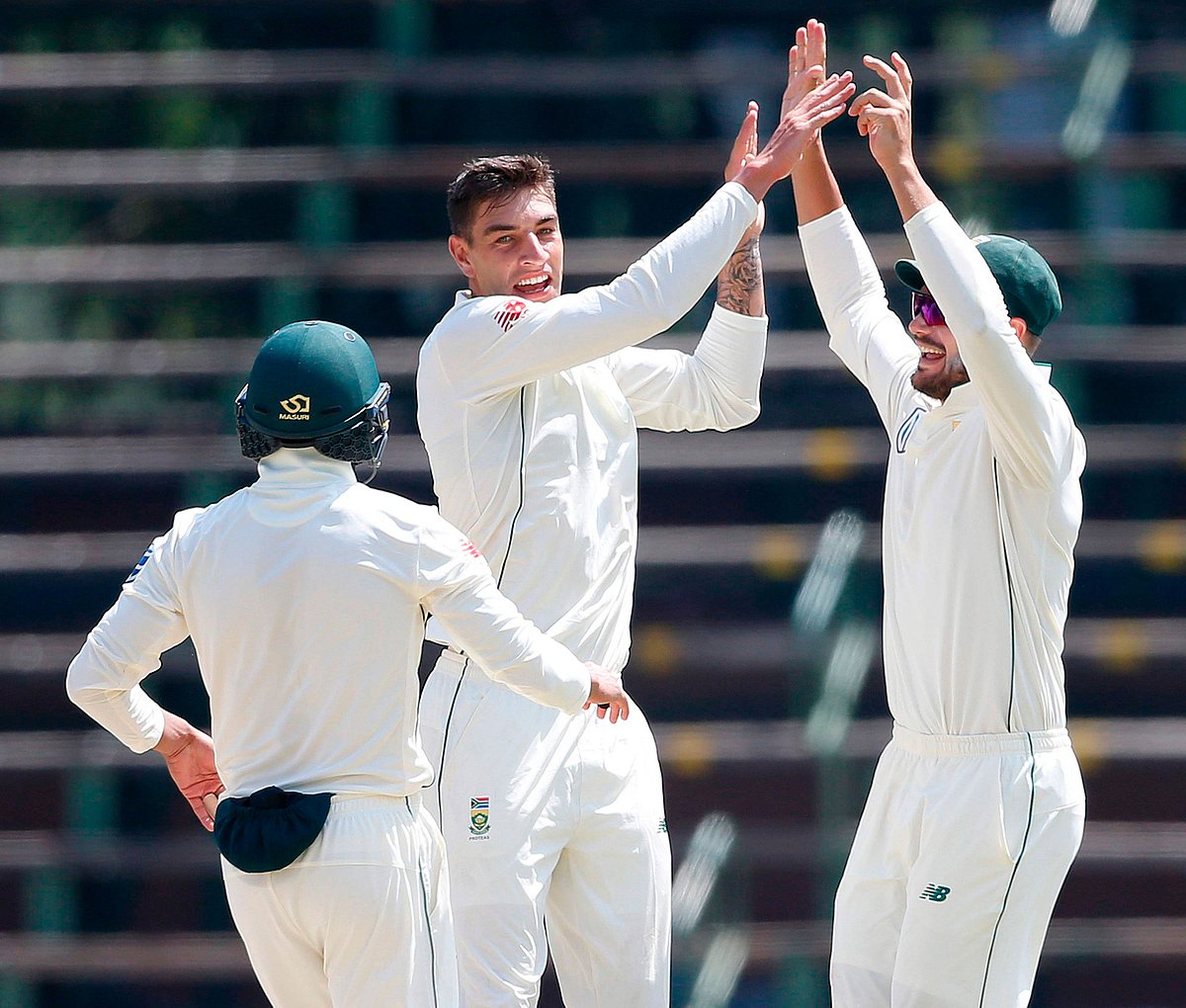 ডুয়ান অলিভিয়েরের বোলিং তোপে উড়ে গেছে পাকিস্তান। ছবি: এএফপি