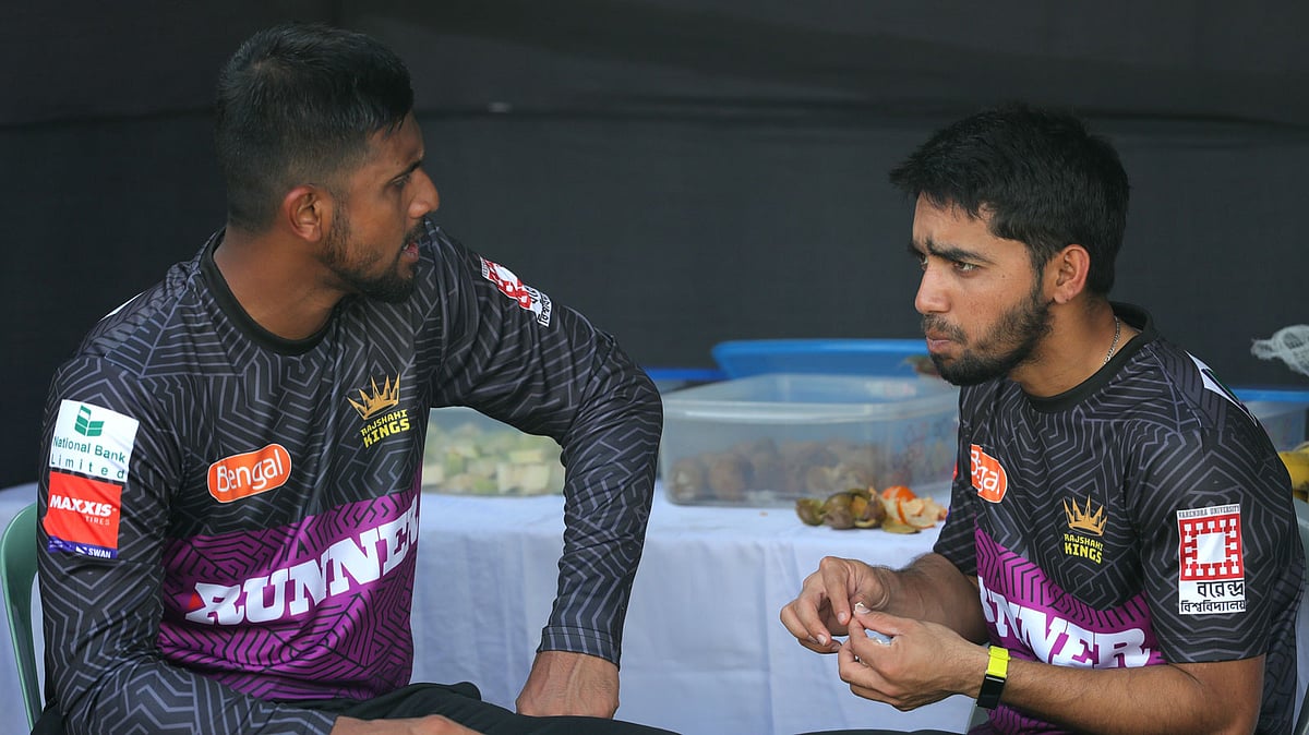 রাজশাহী সতীর্থ মুমিনুলের সঙ্গে আলাপচারিতায় শাহরিয়ার নাফীস। ছবি: প্রথম আলো