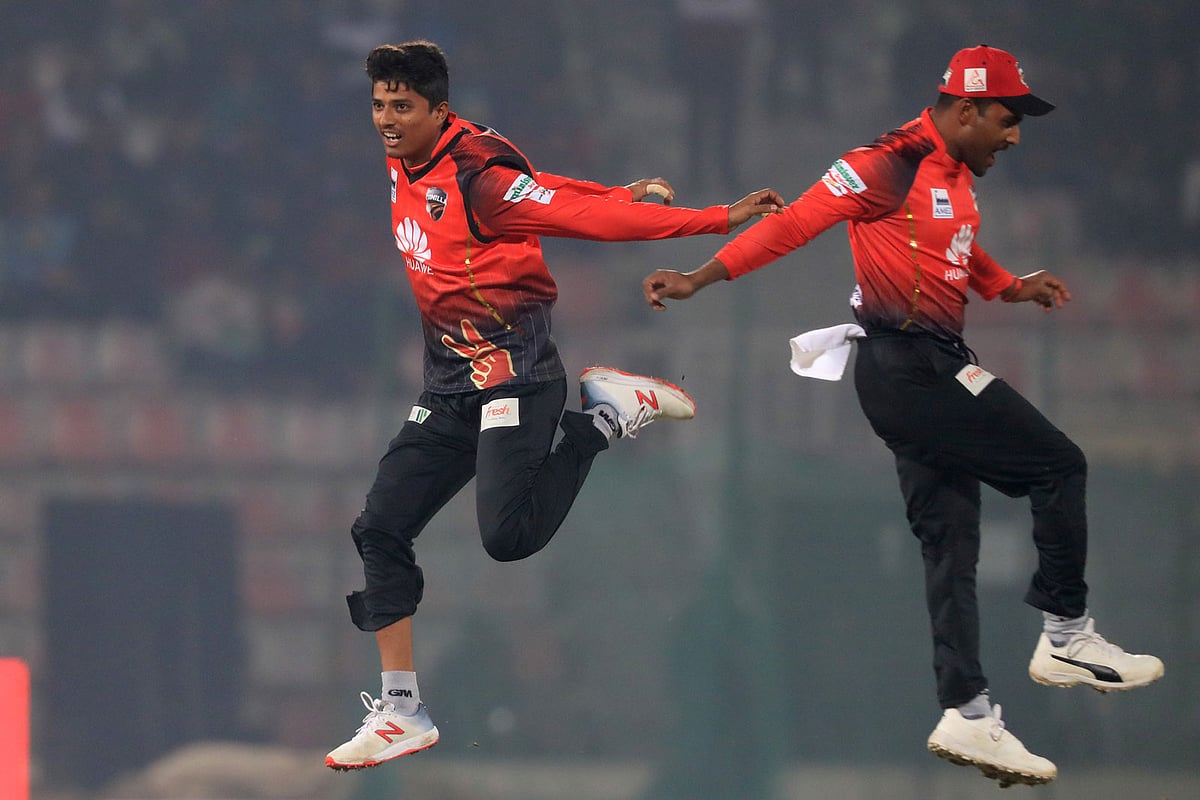 দারুণ বল করেছেন মেহেদী। উইকেট নেওয়ার আনন্দে শূন্যেও উড়াল দিয়েছেন অধিনায়কের সঙ্গে। ছবি: প্রথম আলো