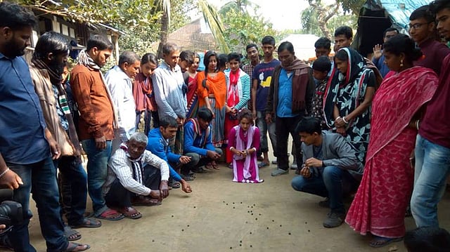 মার্বেল মেলায় সব বয়সী মানুষ অংশ নিয়ে থাকেন। আগৈলঝাড়া, বরিশাল, ১৫ জানুয়ারি। ছবি: প্রথম আলো