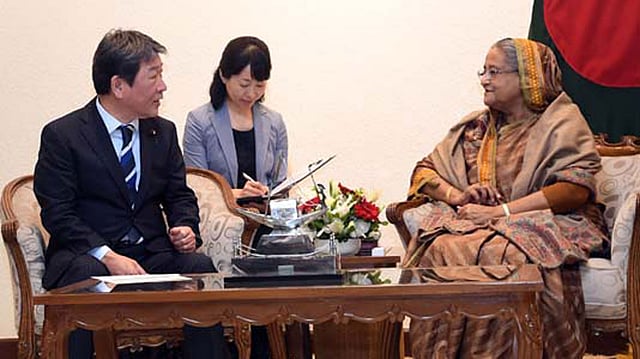 জাপানের অর্থনৈতিক পুনর্জাগরণবিষয়ক মন্ত্রী তোশিমিতসু মোটেগি প্রধানমন্ত্রী শেখ হাসিনার সঙ্গে সৌজন্য সাক্ষাৎ করেন। প্রধানমন্ত্রীর কার্যালয়, ঢাকা, ১৫ জানুয়ারি। ছবি: বাসস