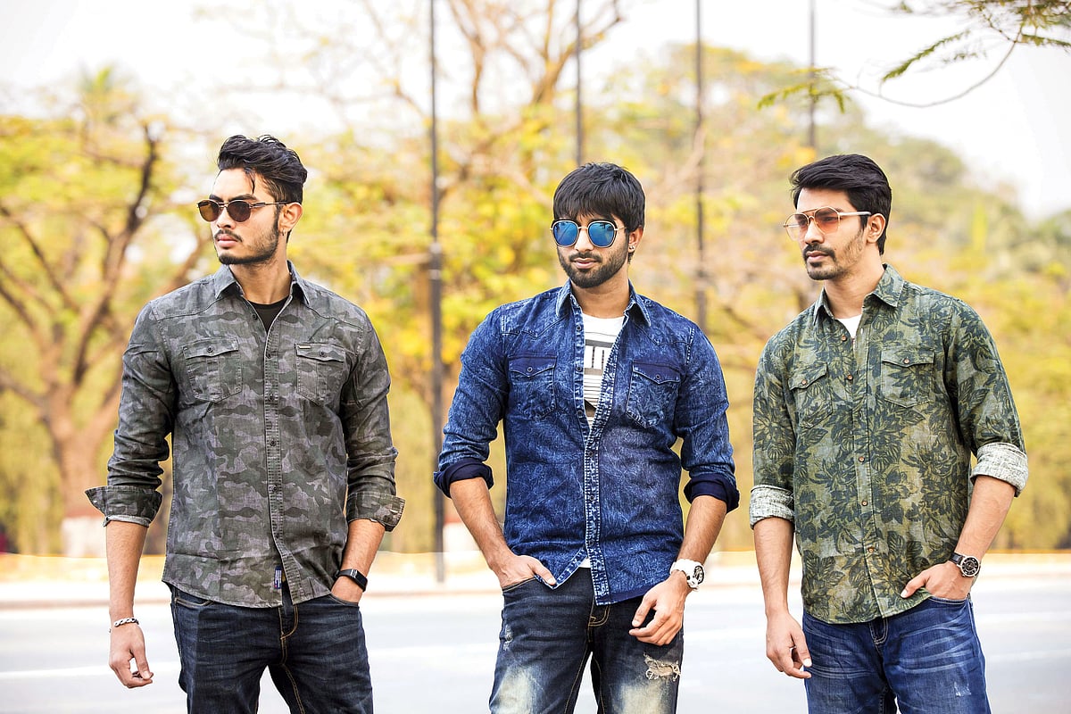 শীত এলেই মোটা কাপড়ের পুরো হাতার শার্ট ঢুকে পড়ে ছেলেদের ফ্যাশনে। মডেল: অর্ণব, ইমরান ও নীল, পোশাক: জেন্টেল পার্ক, ছবি: কবির হোসেন