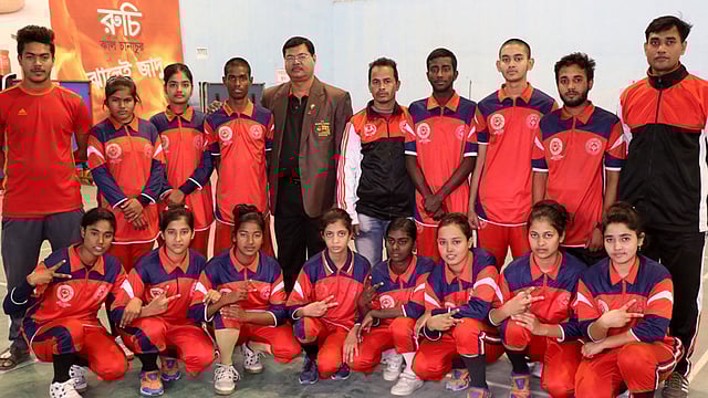 আগামী ১৪ মার্চ অনুষ্ঠিত হবে স্পেশাল অলিম্পিকস ওয়ার্ল্ড সামার গেমস। এই কিশোর-কিশোরীদের প্রস্তুত করা হচ্ছে প্রতিযোগিতায় লড়ার জন্য। শহীদ আমিন উদ্দিন স্টেডিয়াম, পাবনা। ছবি: হাসান মাহমুদ