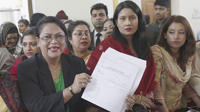 একাদশ জাতীয় সংসদে সংরক্ষিত নারী আসনের জন্য দলীয় মনোনয়ন ফরম বিক্রি শুরু করেছে আওয়ামী লীগ। ধানমন্ডি, ঢাকা, ১৫ জানুয়ারি। ছবি: হাসান রাজা