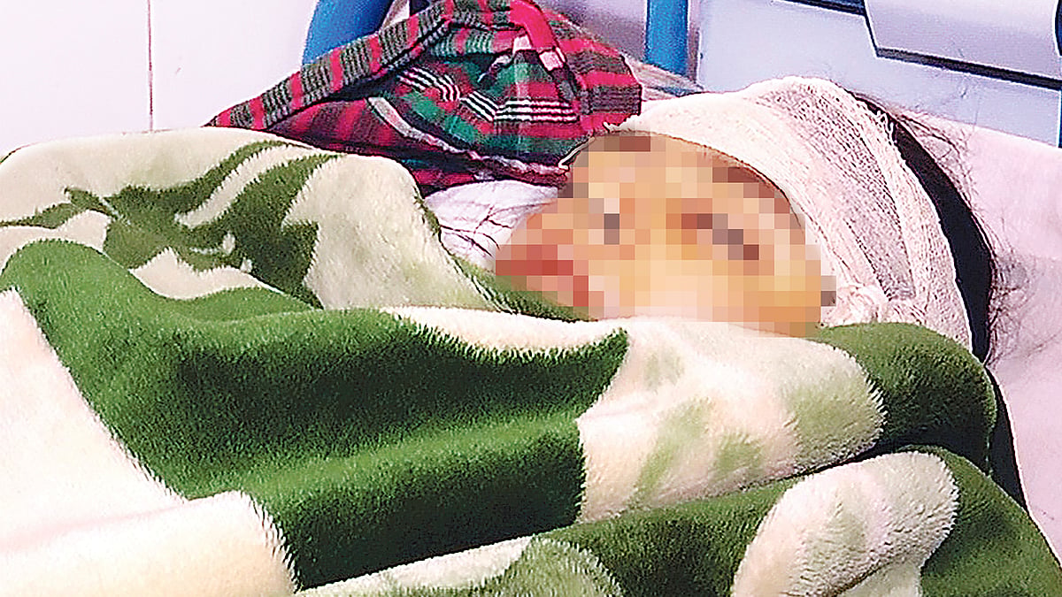 মাদারীপুরের কালকিনিতে বখাটের অস্ত্রের আঘাতে গুরুতর আহত এসএসসি পরীক্ষার্থী। গতকাল সকালে কালকিনি উপজেলা স্বাস্থ্য কমপ্লেক্সে।  ছবি: প্রথম আলো
