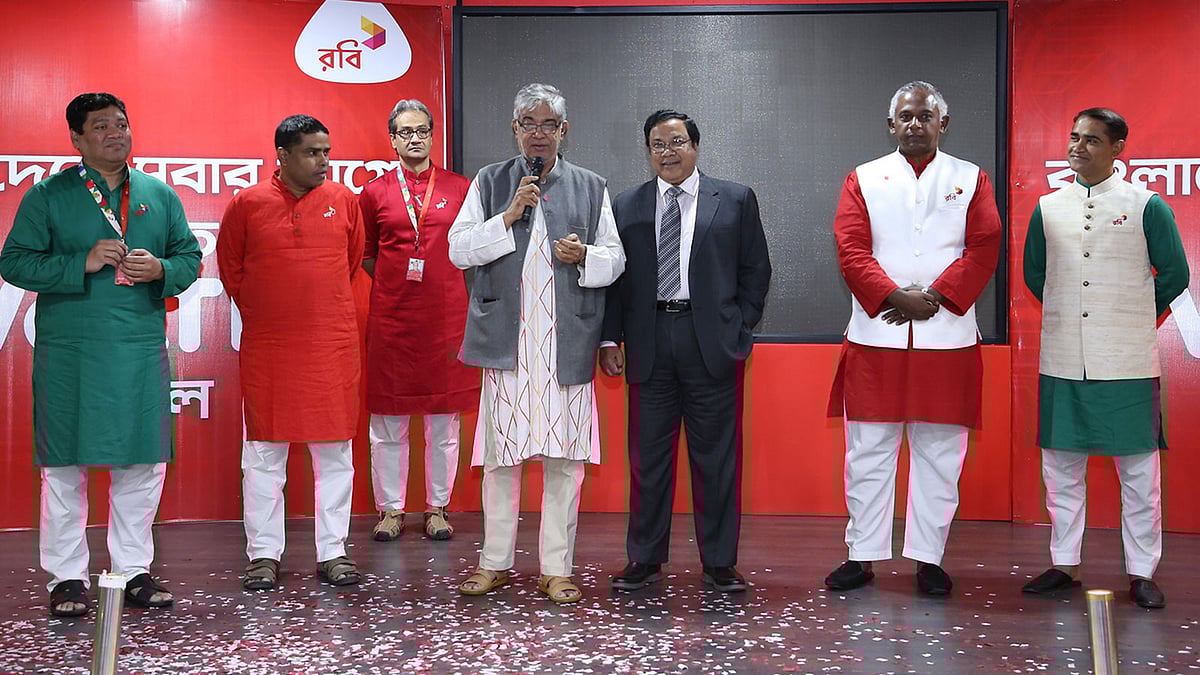ভিওএলটিই পরীক্ষামূলক ব্যবহার অনুষ্ঠানে ডাক, টেলিযোগাযোগ ও তথ্যপ্রযুক্তিমন্ত্রী মোস্তাফা জব্বারসহ রবির কর্মকর্তারা। রবি করপোরেট অফিস, ঢাকা। ছবি: সংগৃহীত