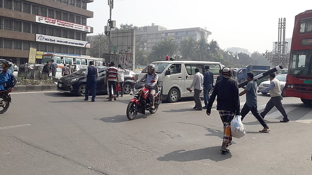 জেব্রাক্রসিং দিয়ে রাস্তা পারাপারের কথা থাকলেও তা মানা হচ্ছে না। ছবি: প্রথম আলো