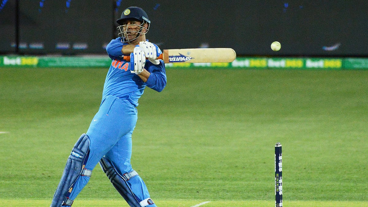 ৩৭ বছর বয়সেও রান তাড়ায় অবিশ্বাস্য সামর্থ্য দেখাচ্ছেন ধোনি। ছবি: এএফপি