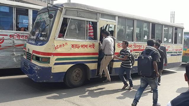 বাস চলছেই, তবু ঝুঁকি নিয়ে দৌড়ে দৌড়ে বাসে উঠছে মানুষ। ছবি: প্রথম আলো