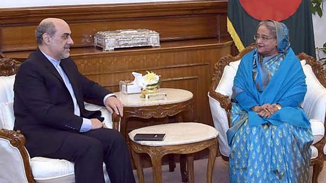 বাংলাদেশে নবনিযুক্ত ইরানের রাষ্ট্রদূত মোহাম্মদ রেজা নাওফর প্রধানমন্ত্রী শেখ হাসিনার সঙ্গে সৌজন্য সাক্ষাৎ করেন। প্রধানমন্ত্রীর কার্যালয়, তেজগাঁও, ঢাকা, ১৬ জানুয়ারি। ছবি: বাসস