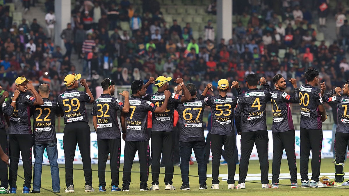 মাঠে খেলেছেন মিরাজ, আরাফাত সানিরা। অলক্ষ্যে শক্তি জুগিয়েছেন তাঁদের মায়েরা। তাই ম্যাচ শেষে জার্সির পেছনে লেখা নামগুলোই ইঙ্গিতে দেখিয়ে দিচ্ছে মিরাজ বাহিনী। ছবি: প্রথম আলো