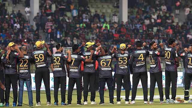 মাঠে খেলেছেন মিরাজ, আরাফাত সানিরা। অলক্ষ্যে শক্তি জুগিয়েছেন তাঁদের মায়েরা। তাই ম্যাচ শেষে জার্সির পেছনে লেখা নামগুলোই ইঙ্গিতে দেখিয়ে দিচ্ছে মিরাজ বাহিনী। ছবি: প্রথম আলো